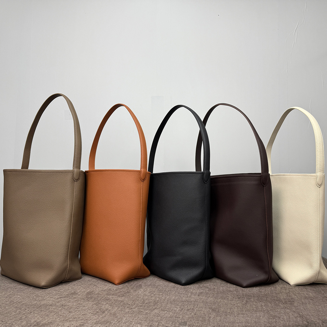MENDY Bucket Bag Large Women's - Luxury Bags Japan 리뷰 및 가격