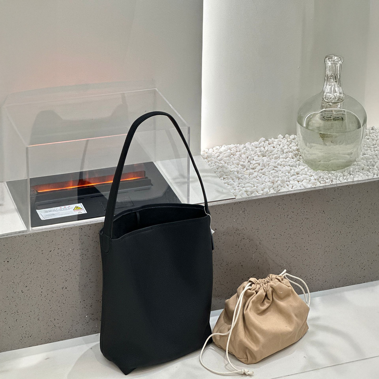 MENDY Bucket Bag Large Women's - Luxury Bags Japan 리뷰 및 가격