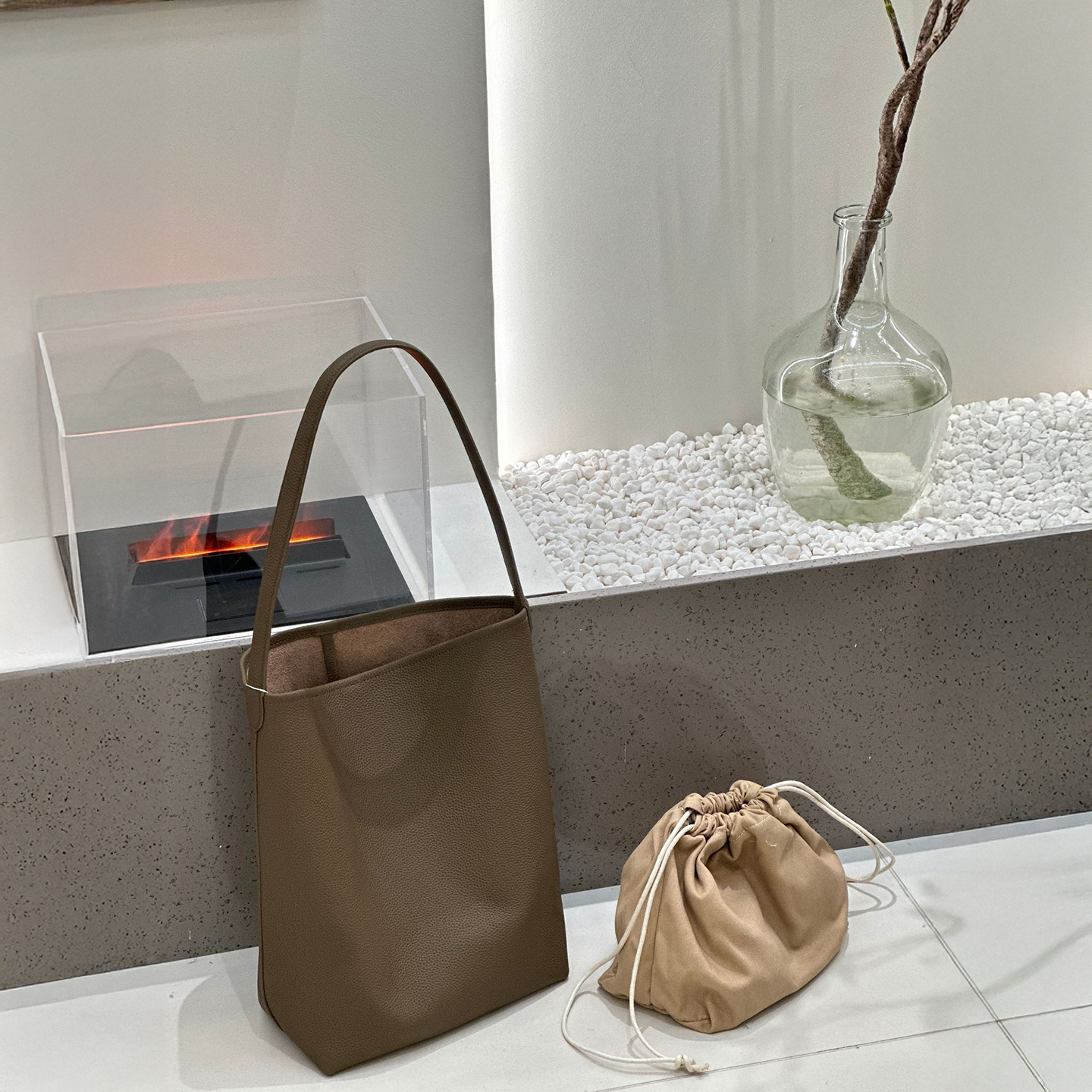 MENDY Bucket Bag Large Women's - Luxury Bags Japan 리뷰 및 가격